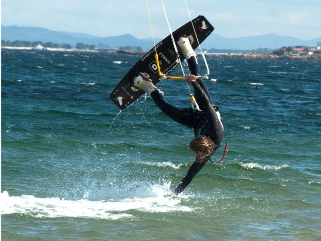 kitesurf con giro en el aire